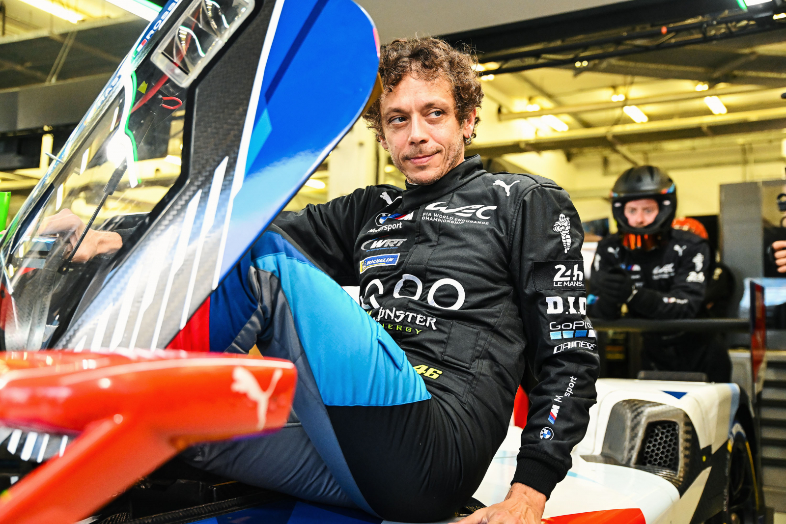 Valentino Rossi saat mencicip BMW M Hybird V8 pada akhir musim FIA WEC 2024 lalu. (Dok. BMW)