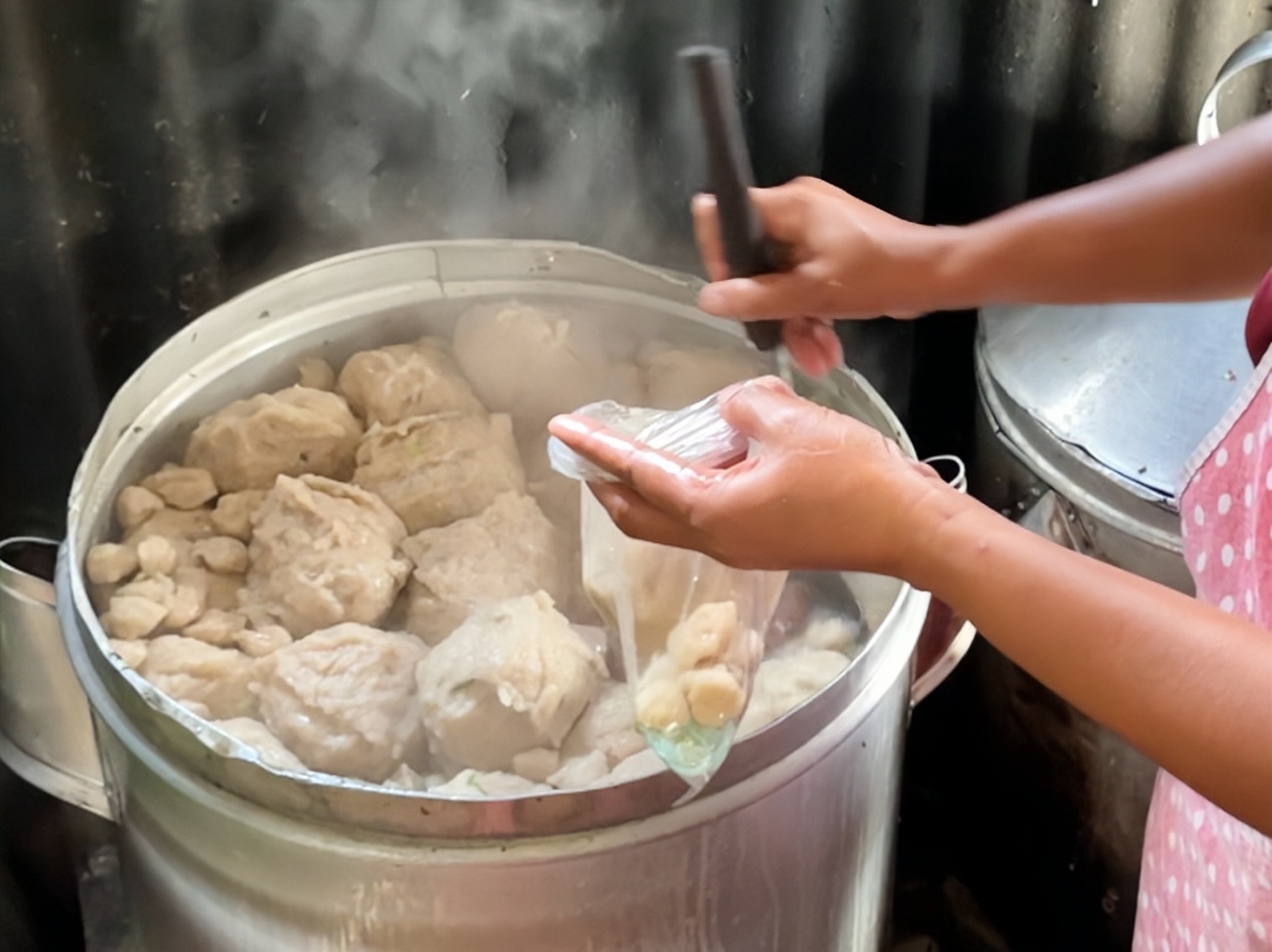 KULINER: Warung bakso tempuran di Desa Sumodikaran, Kecamatan Dander tetap eksis dengan harga Rp 5.000 per porsi.