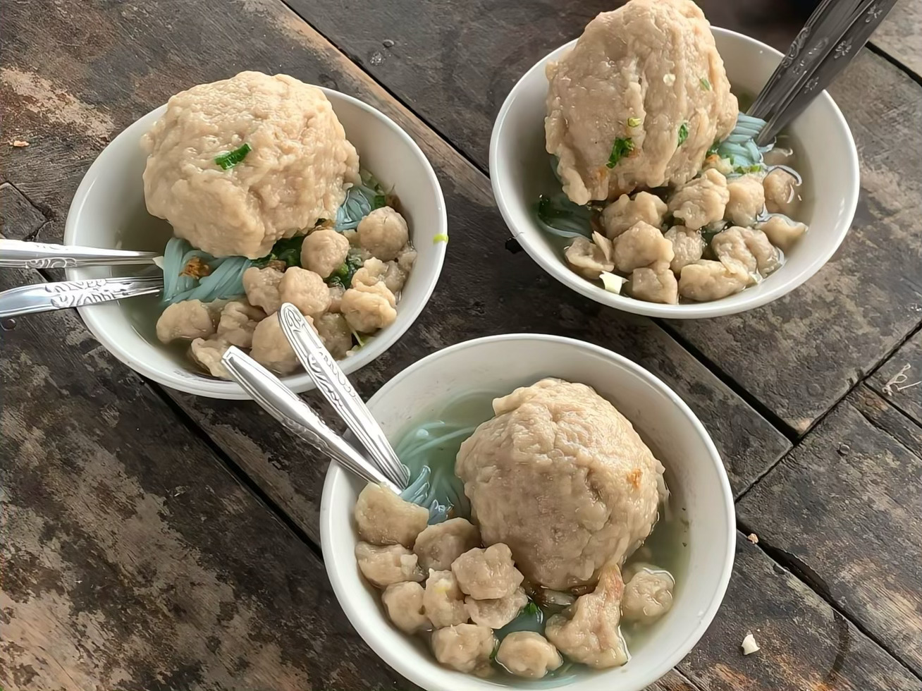 JUMBO: Satu porsi bakso tempuran benar-benar jumbo.