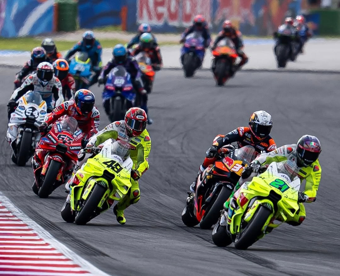 Para penggawa Pertamina VR46 (motor kuning) saat bertarung di MotoGP seri GP San Marino. (Dok. Pertamina VR46)