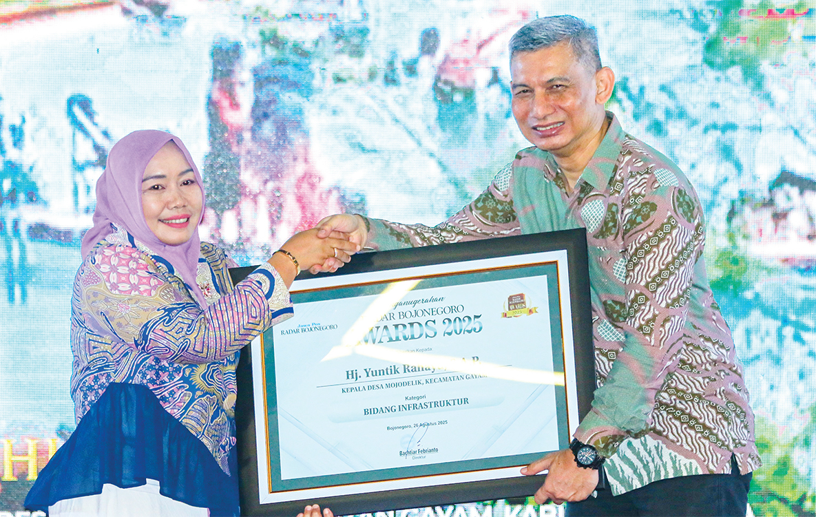 SELAMAT: Kades Mojodelik Hj. Yuntik Rahayu, S.A.P meraih penghargaan Radar Bojonegoro Awards 2025.