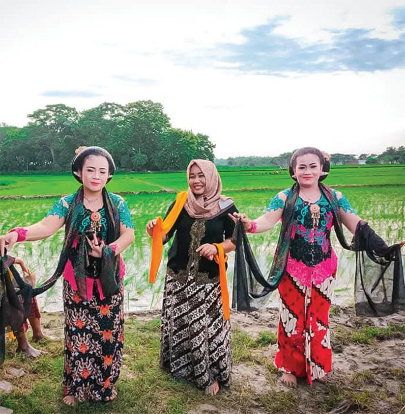 TANDUR: Lantunan gending Jawa, menjadi tradisi setiap tahun untuk mengiringi petani menanam padi (tandur) di Desa Mojodelik.