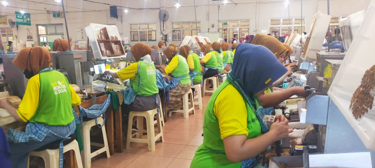 CUKAI TEMBAKAU: Pekerja perusahaan rokok sedang mengolah tembakai menjadi rokok, Pemkab Bojonegoro mendapatkan DBHCHT 2025 sebanyak Rp 119 miliar.