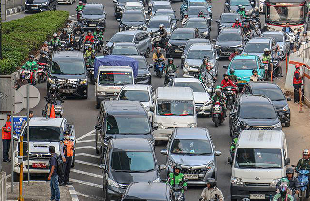 Jalanan padat pengendara. Netizen dan pengguna jalan mengeluhkan penggunaan sirine polisi atau "Tot Tot Wuk Wuk".  Apa itu Tot Tot Wuk Wuk?