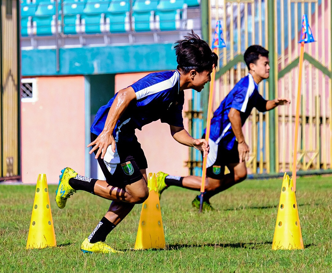 LATIHAN RUTIN: Seluruh pemain Persibo jalani latihan rutin di Stadion Letjen Sudirman, Jumat pagi (19/9)