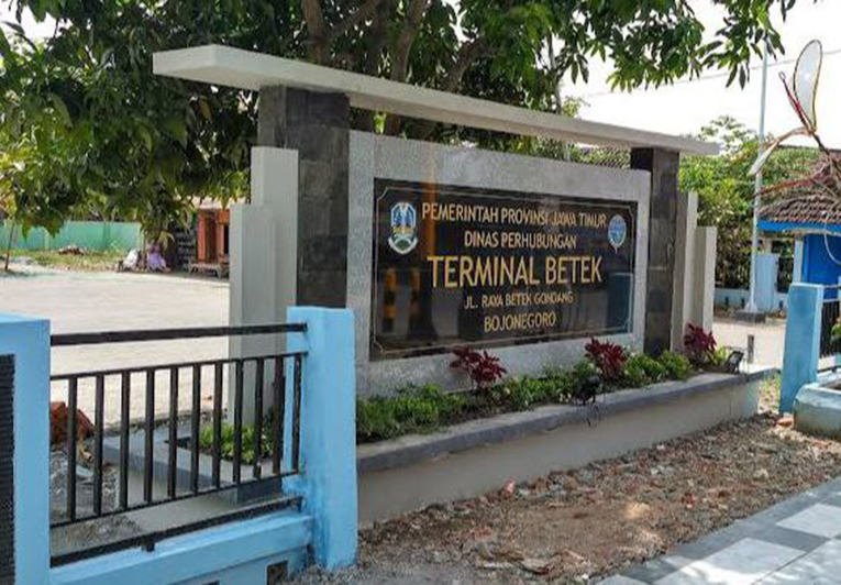 LENGANG: Suasana Terminal Betek di Kecamatan Gondang terlihat relatif sepi pada Rabu (17/9).