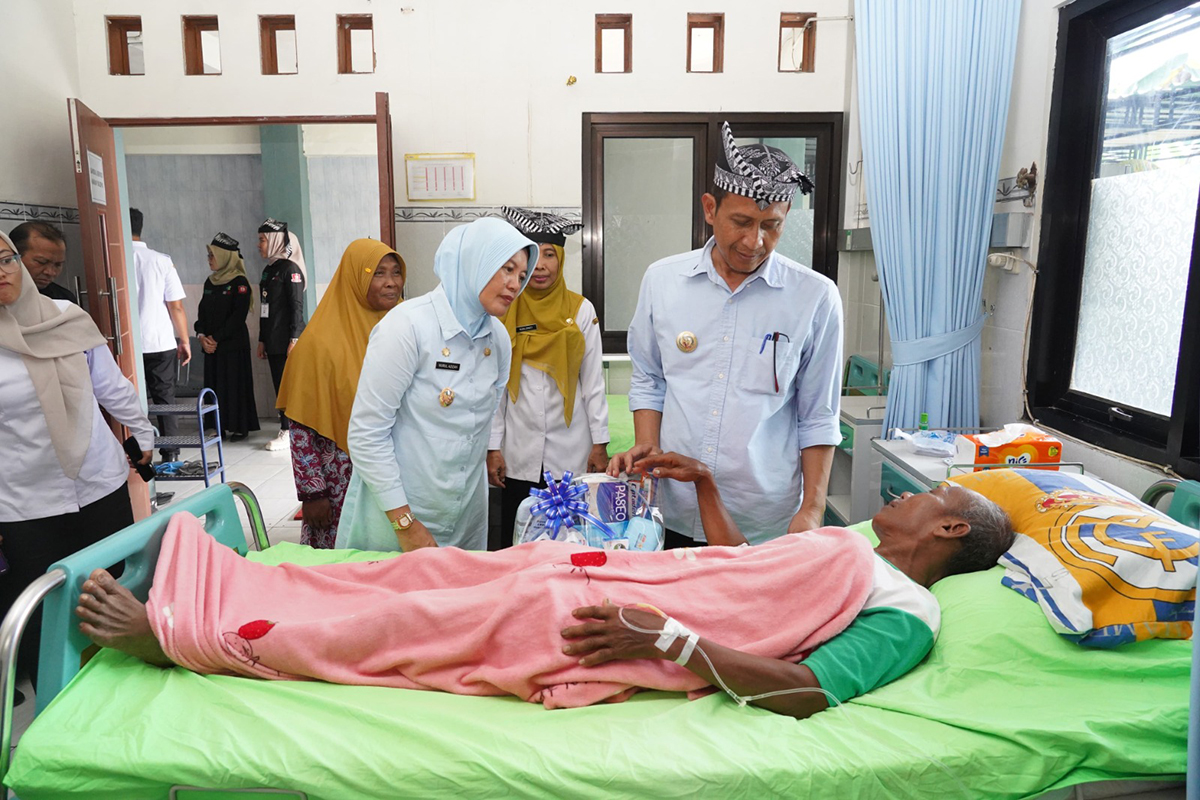 BESUK: Bupati Setyo Wahono dan Wabup Nurul Azizah mengunjungi pasien di Puskesmas Balen. Pemkab Bojonegoro alokasikan Rp. 34,2 miliar untuk JKN.