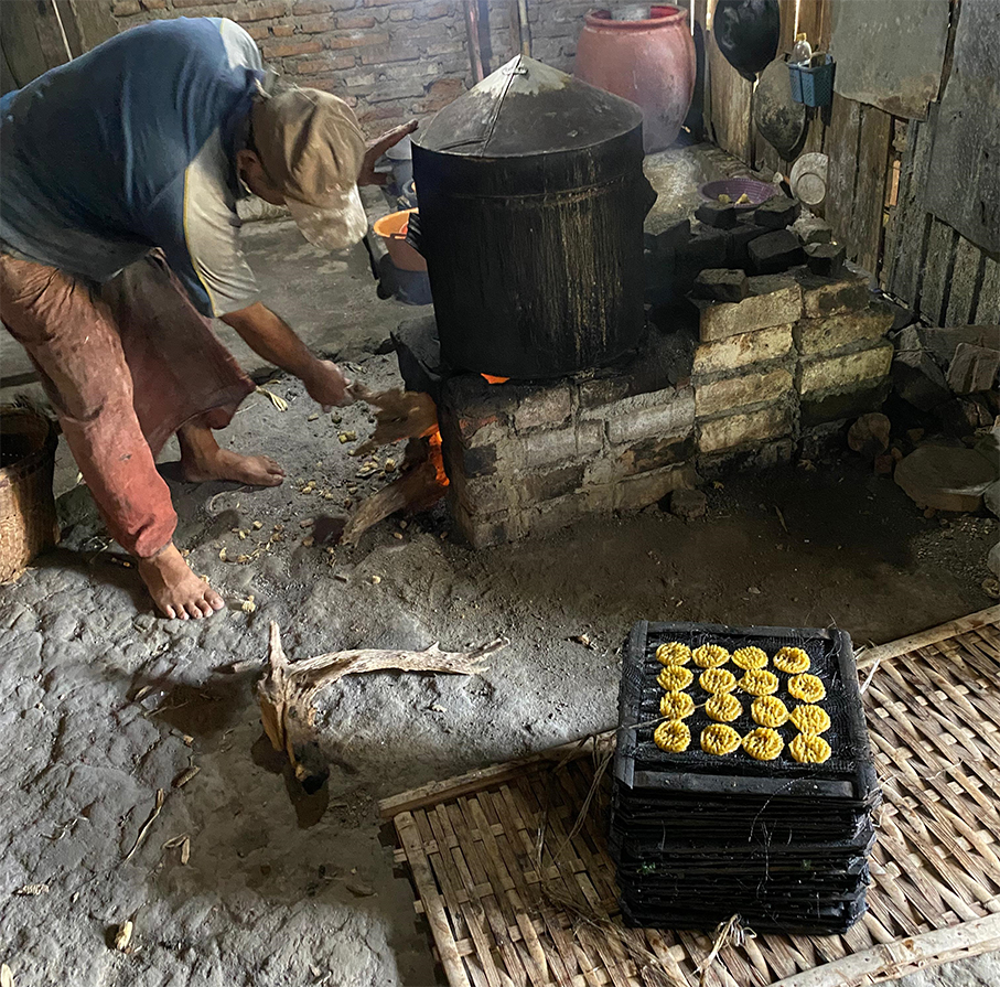 TRADISIONAL: Proses pembuatan kerupuk bandung di Desa Tambakromo, Kecamatan Malo masih tradisional.