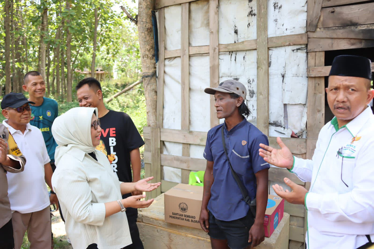 BERI BANTUAN: Wabup Sri Setyorini menyambangi Tarso di rumanya yang berlokasi di Tempellemahbang, Jepon.