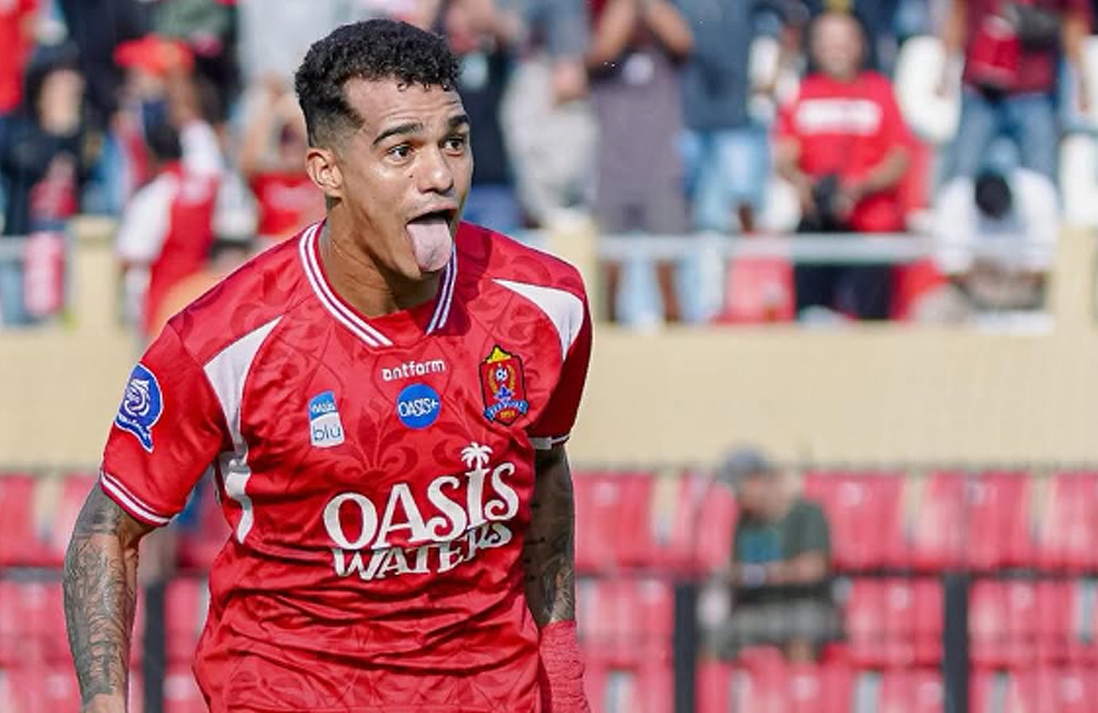 Carlos Franca berselebrasi setelah mencetak gol dari kepalanya ke gawang Persita, Minggu (221/9) sore.