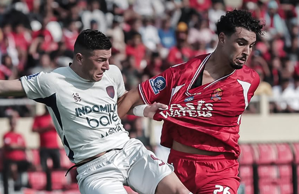 DUEL SENGIT: Bomber Persita Tangerang adu fisik dengan defender Diogo Brito milik Persijap, Minggu (21/9).