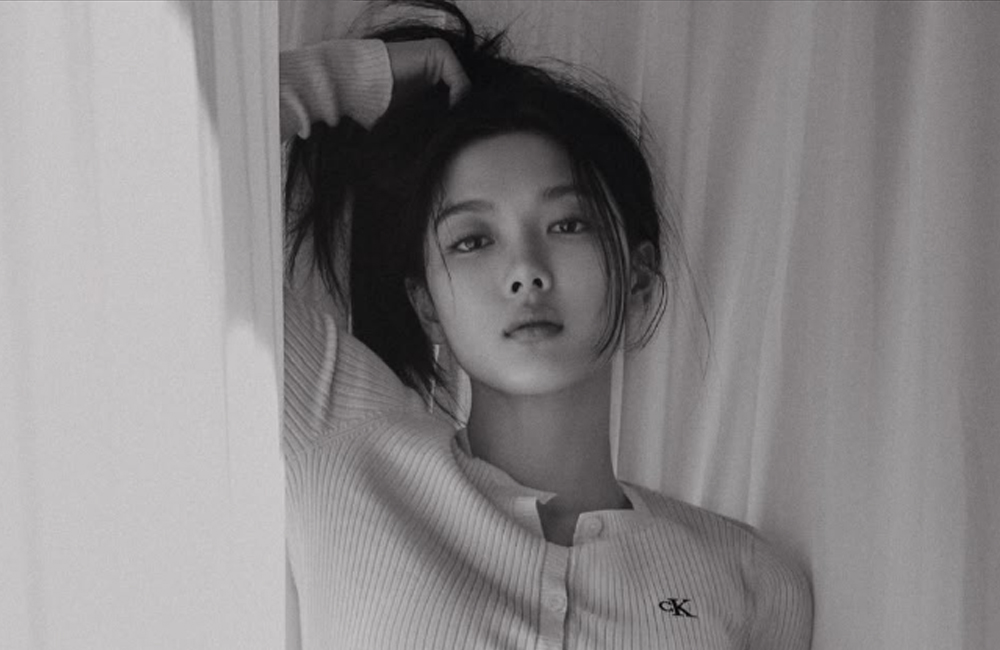Kim Yoo Jung diisukan dekat dengan seorang pria.