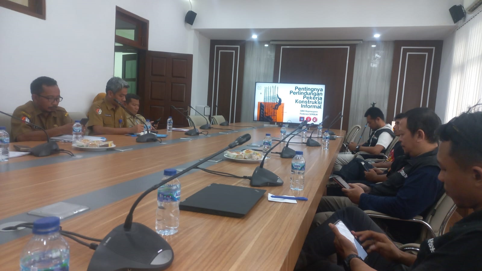 SAMPAIKAN ASPIRASI: SBKI Bojonegoro menuntut jaminan sosial hingga pelibatan perencanaan dan proses pembangunan infrastruktur daerah.