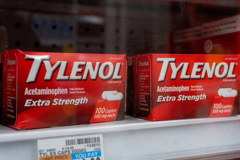 Sekotak tylenol. Di Indonesia, produk ini lebih akrab dikenal sebagai parasetamol. (Dok. Reuters)
