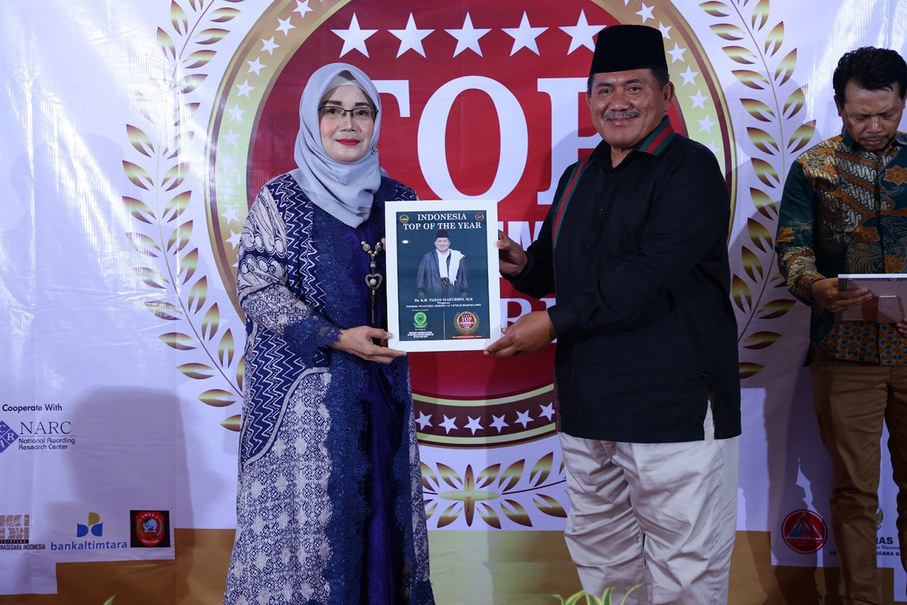 ALHAMDULILLAH: Pimpinam Ponpes Modern Al Fatimah Dr. K.H. Tamam Syaifudin saat menerima penghargaan &ldquo;INDONESIA TOP OF THE YEAR&rdquo; secaca simbolis.