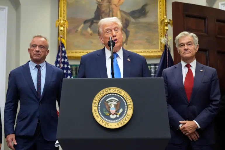 Presiden AS, Donald Trump (tengah) memberikan pernyataan tentang bahaya tylenol terhadap ibu hampil pada Senin (22/9). (Dok. AP)