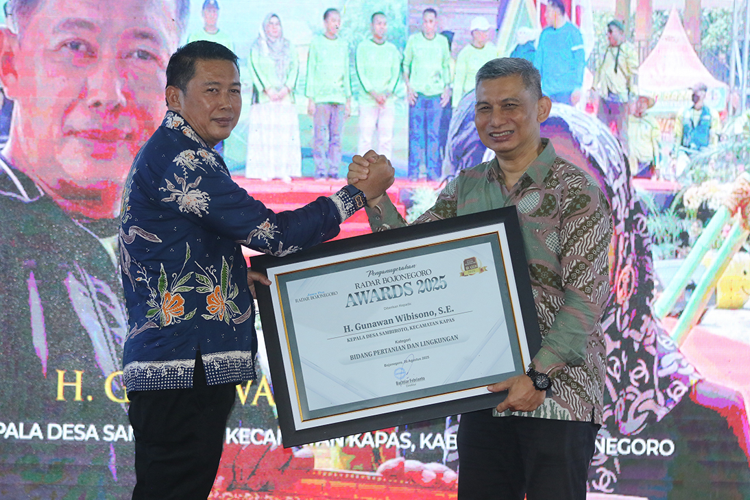 PRESTASI: Kades Sambiroto Gunawan Wibisono menerima Radar Bojonegoro Awards 2025 kategori bidang Pertanian dan Lingkungan Inspiratif.