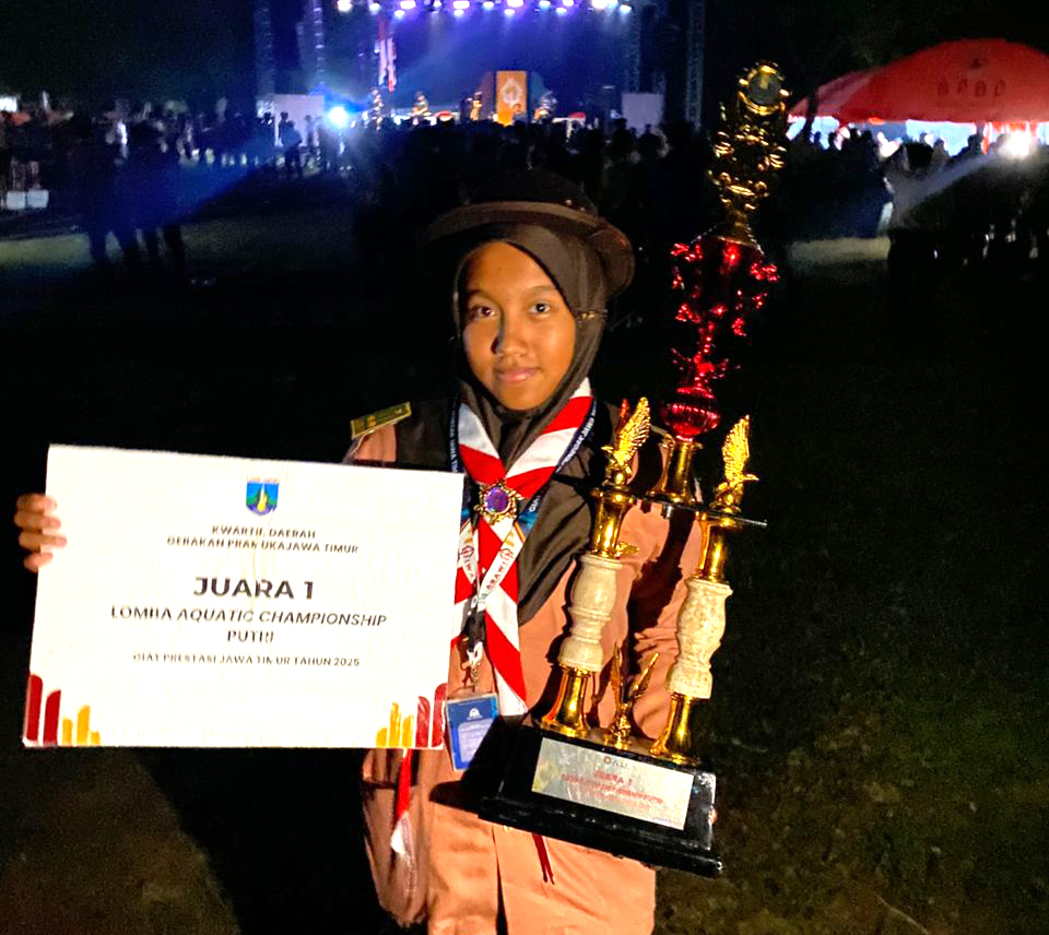 HARUMKAN BOJONEGORO: Aurelia Zahira Asa membawa piagam Juara 1 Lomba Aquatic Championship Putri Giat Prestasi Jatim 2025