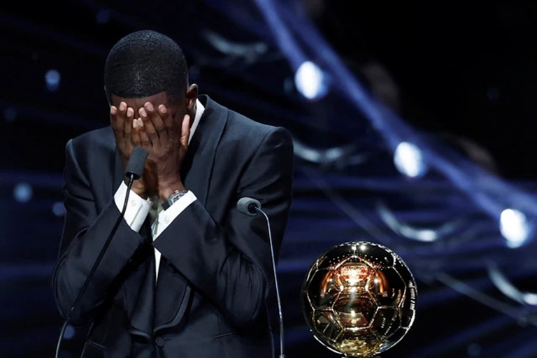 Ousmane Dembele tak kuasa menahan tangis saat menerima Ballon d