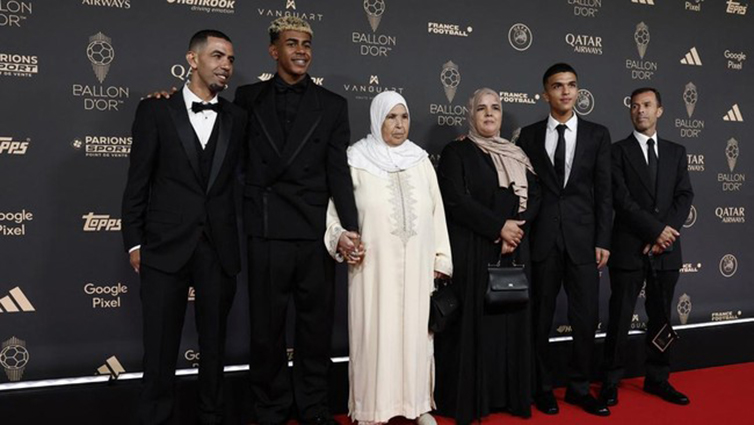 Lamine Yamal dan keluarga saat hadir di anugerah Ballon d