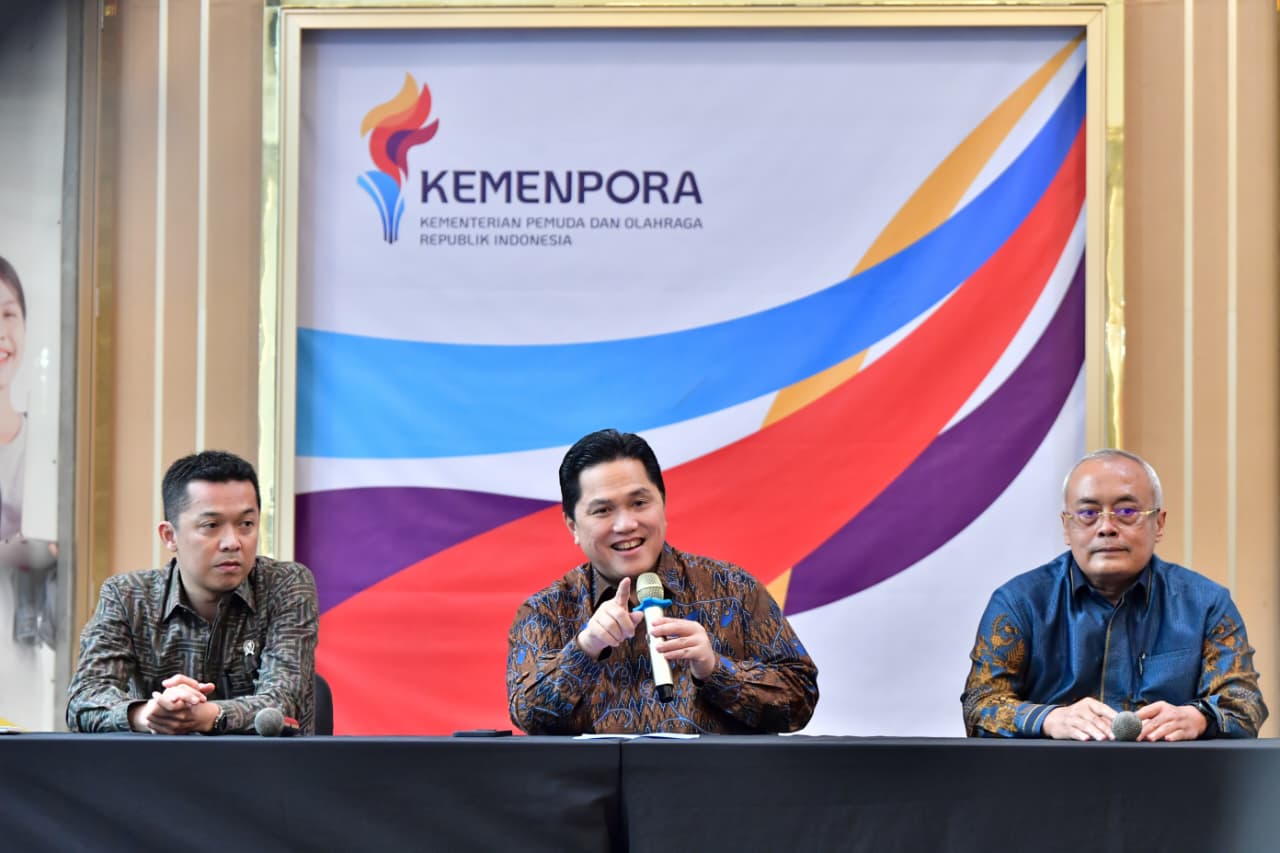 Erick Thohir (tengah) mengumumkan pencabutan Permenpora Nomor 14 Tahun 2024 pada Selasa (23/9). (Dok. Kemenpora)