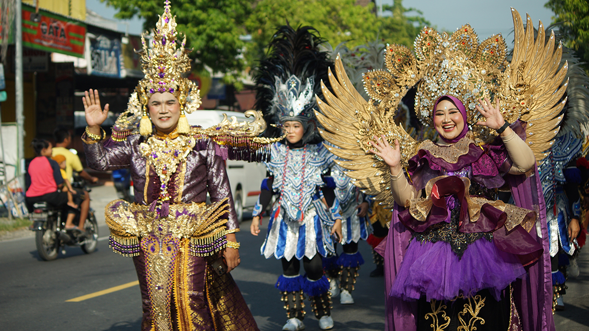 MERIAH: Kepala Desa Purwosari bersama suami menjadi maskot dalam kirab budaya sedekah bumi. Masyarakat Desa Purwosari antusias dalam mengikuti kirab budaya sedekah bumi.