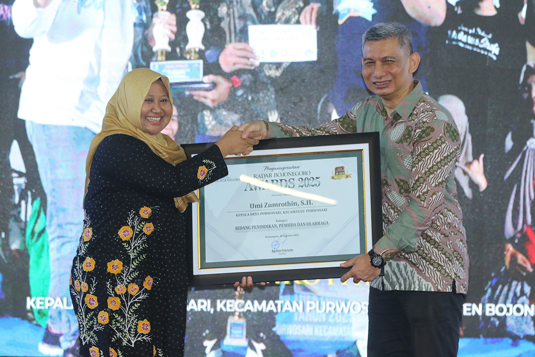 PRESTASI: Kepala Desa Purwosari Umi Zumrothin, S.H. menerima piagam penghargaan Radar Bojonegoro Award 2025 pada malam penganugerahan pada 26 Agustus lalu di Hotel Griya MCM.