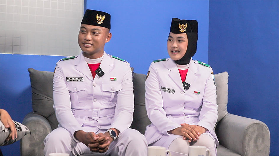 HARUMKAN BOJONEGORO: Arganela Igdaya Ferdiyanto (kanan), warga Kecamatan Sukosewu yang tergabung paskibraka Jawa Timur.