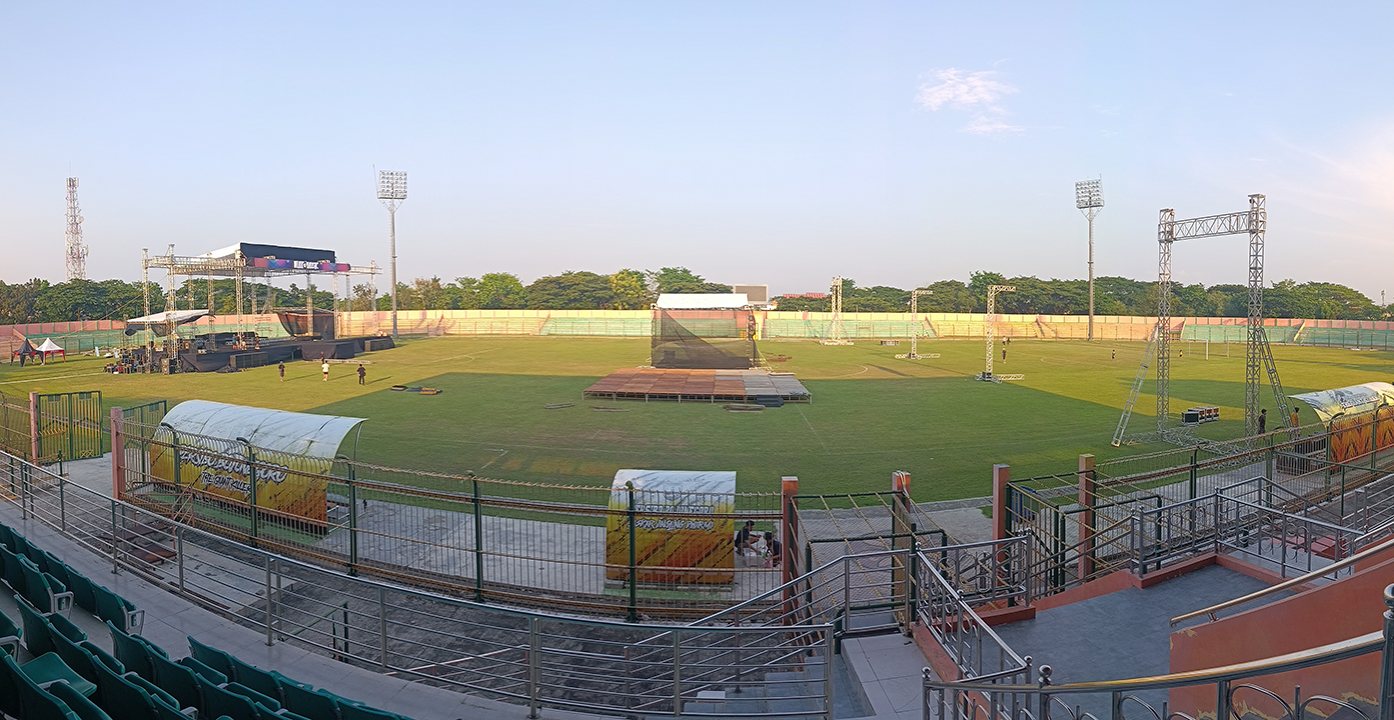 PERSIAPAN: Pihak penyelenggara sedang proses mempersiapkan panggung konser Dewa 19 di Stadion Letjen Sudirman. Konser akan digelar besok Sabtu (27/9).