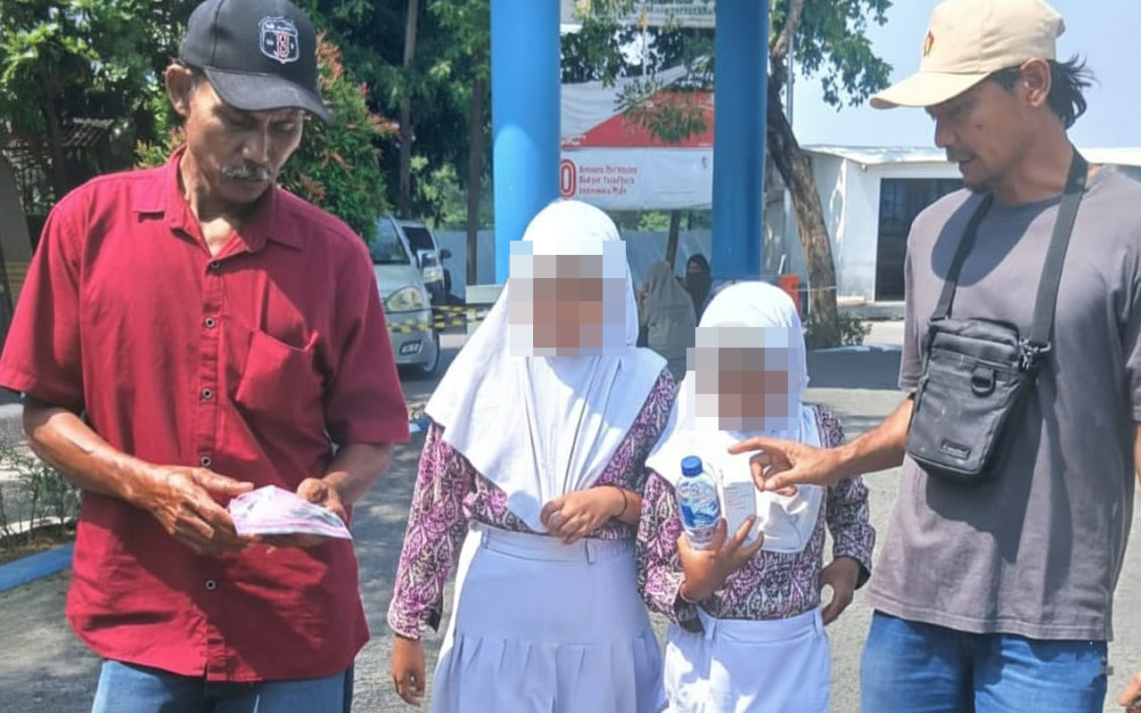 SAKIT PERUT: Dua siswi SD Semanding, menjalani pemeriksaan di IGD pada Rabu (24/9). Seluruh siswa diduga keracunan dinyatakan pulih.