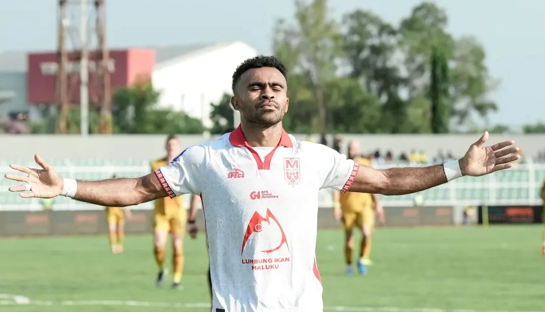 Yakob Sayuri berselebrasi atas gol tungganya ke gawang Bhayangkara FC, Kamis (25/9).
