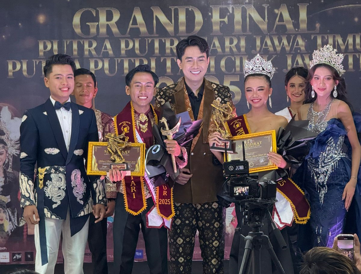 PRESTASI: Jamalludin Munthoha (dua dari kiri) mampu sabet juara satu ajang Putra Putri Tari Jawa Timur.