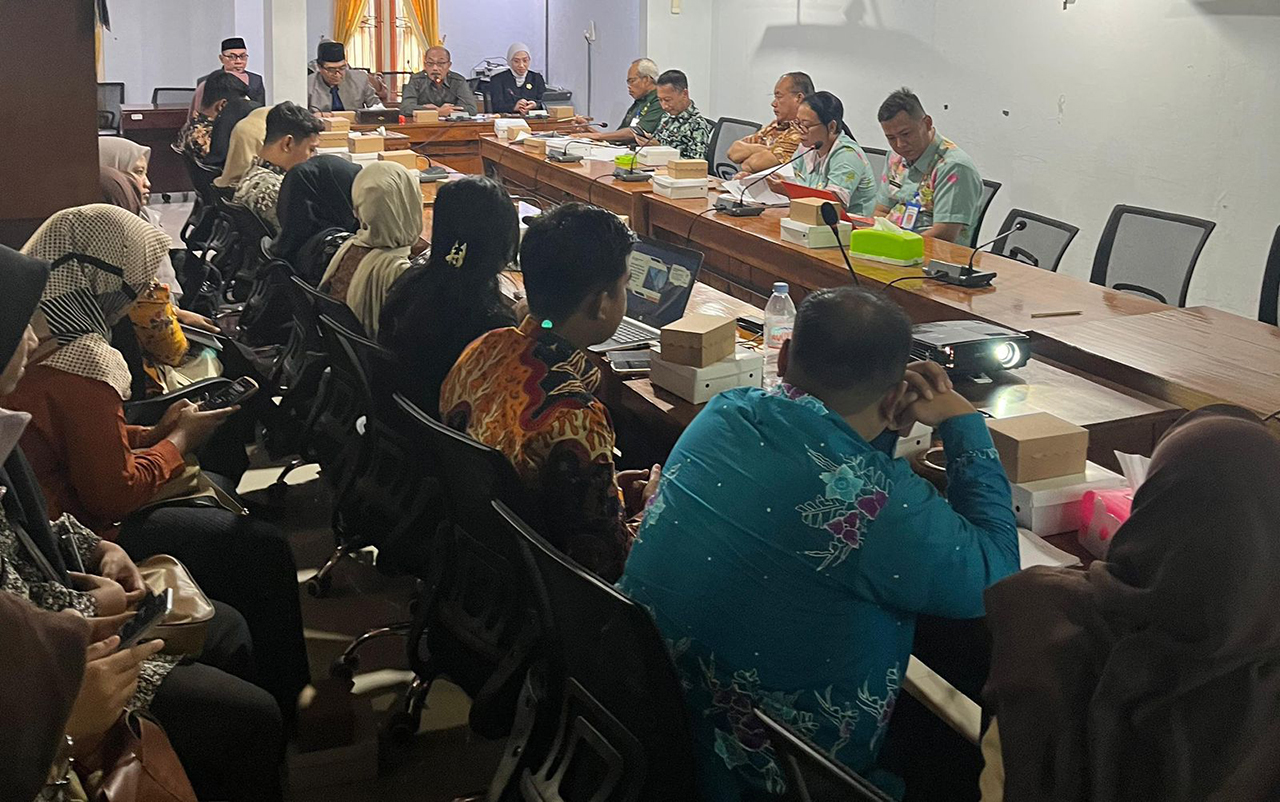 BUTUH KEPASTIAN: Perkumpulan guru PPG Prajab Blora saat melakukan audiensi dengan anggota DPRD Blora.
