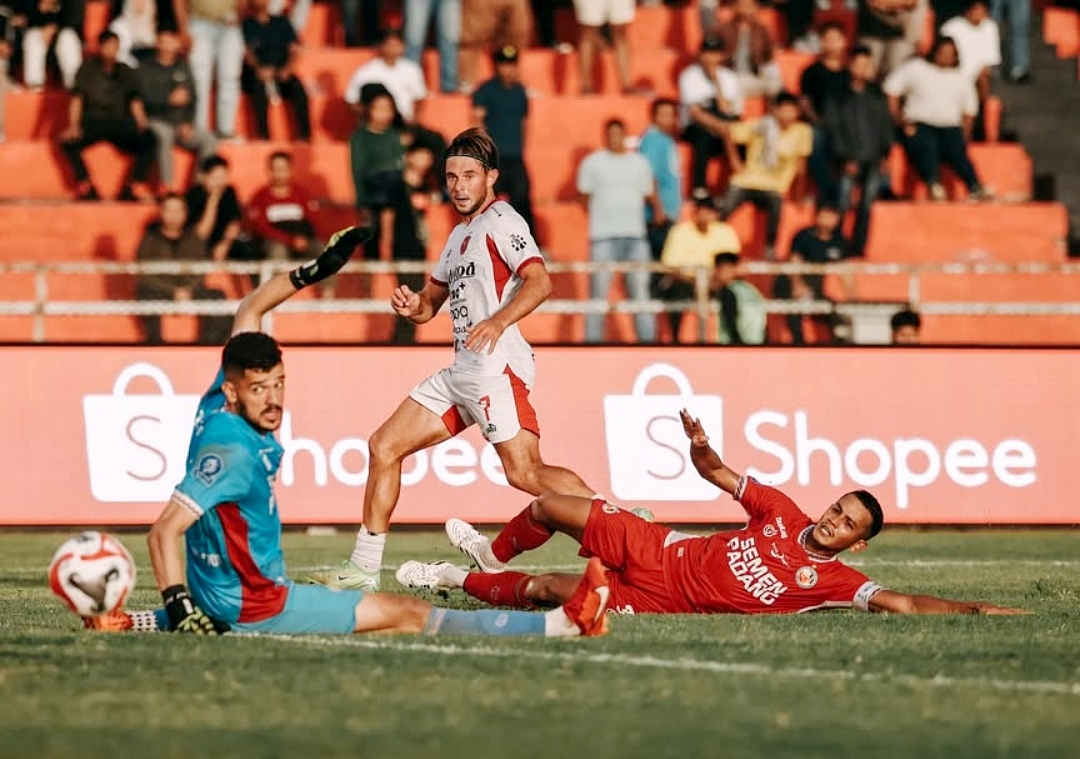 Arthur Augusto, kiper asing Semen Padang diperdaya Thijmen Goppel, sayap milik Bali United.