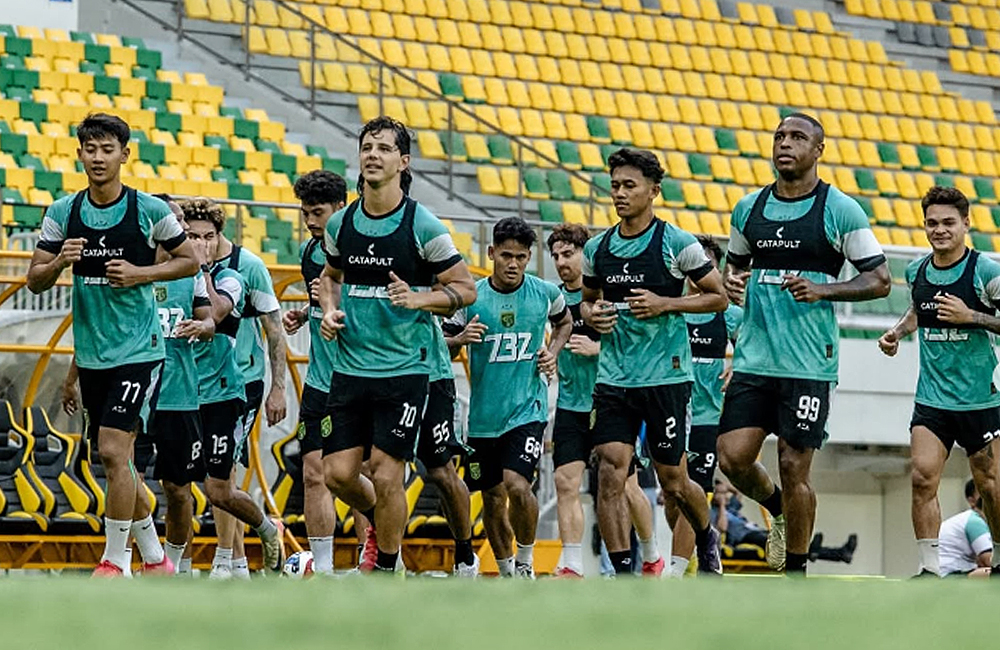 Skuad Persebaya kala berlatih di Stadion Gelora Bung Tomo (GBT).