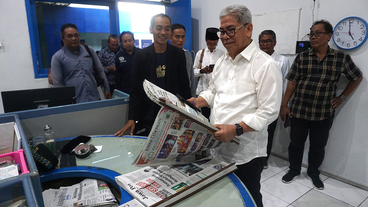 DAPUR REDAKSI: Profesor Zainuddin Maliki disambut Pemred Radar Bojonegoro Muhammad Suaeb saat melihat langsung dapur redaksi kemarin (27/9).