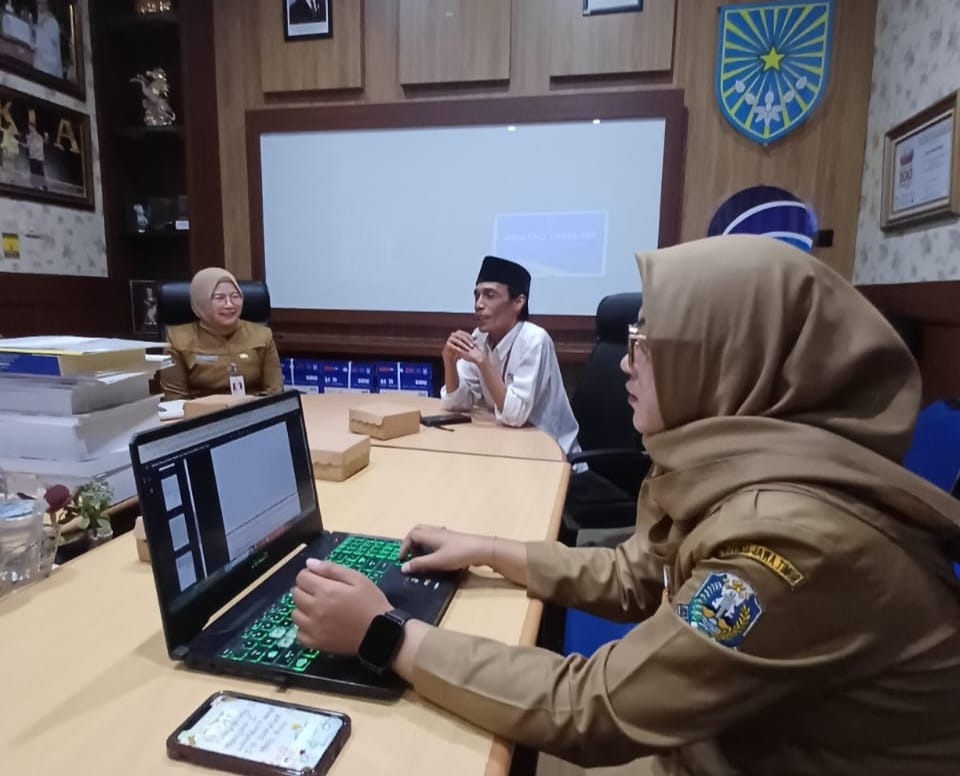 Tim Komisi Informasi Provinsi Jawa Timur saat melaksanakan visitasi lapangan ke badan publik, termasuk, pemerintah desa, untuk memastikan implementasi dan inovasi layanan informasi publik.