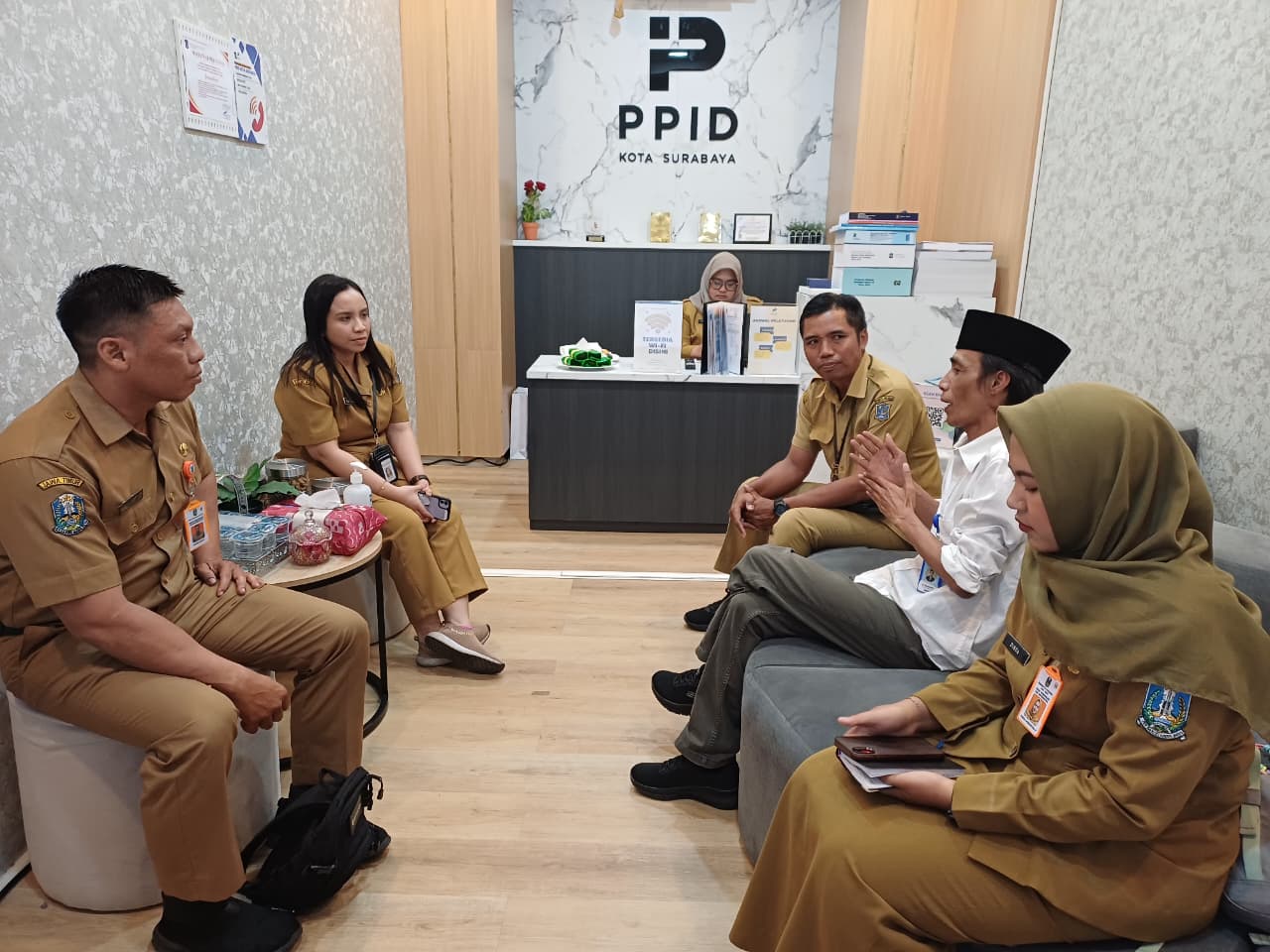 Tim Komisi Informasi Provinsi Jawa Timur saat melaksanakan visitasi lapangan ke badan publik, termasuk, pemerintah desa, untuk memastikan implementasi dan inovasi layanan informasi publik.