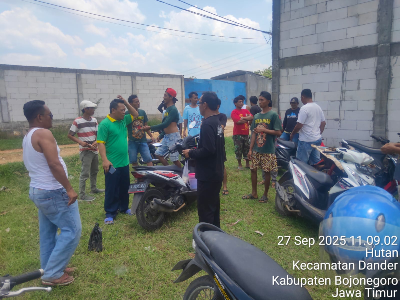 GERUDUK: Puluhan warga Desa Kunci, Kecamatan Dander, Bojonegoro geruduk gudang yang diduga jadi tempat buang limbah baterai ilegal.