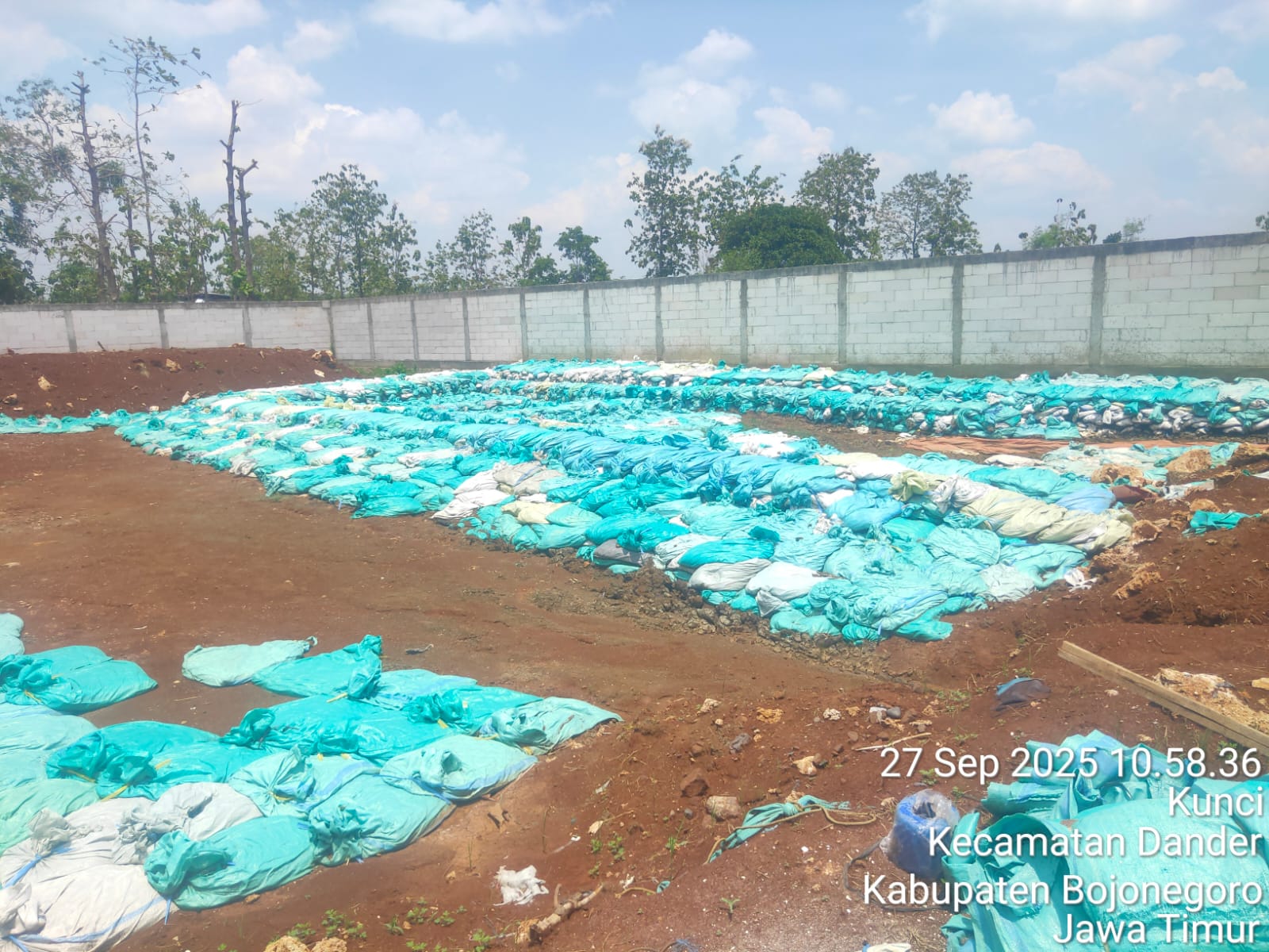 TUMPUKAN: Tumpukan limbah baterai di Desa Kunci, Kecamatan Dander, Bojonegoro.