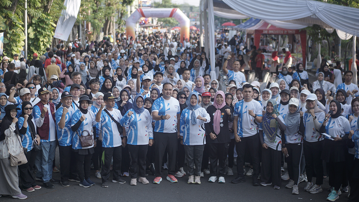 KOMPAK: Seluruh peserta Apothecolor Walk 2025 kompak berfoto bersama Wakil Bupati Bojonegoro Nurul Azizah dan jajaran Forkopimda kemarin (28/9)