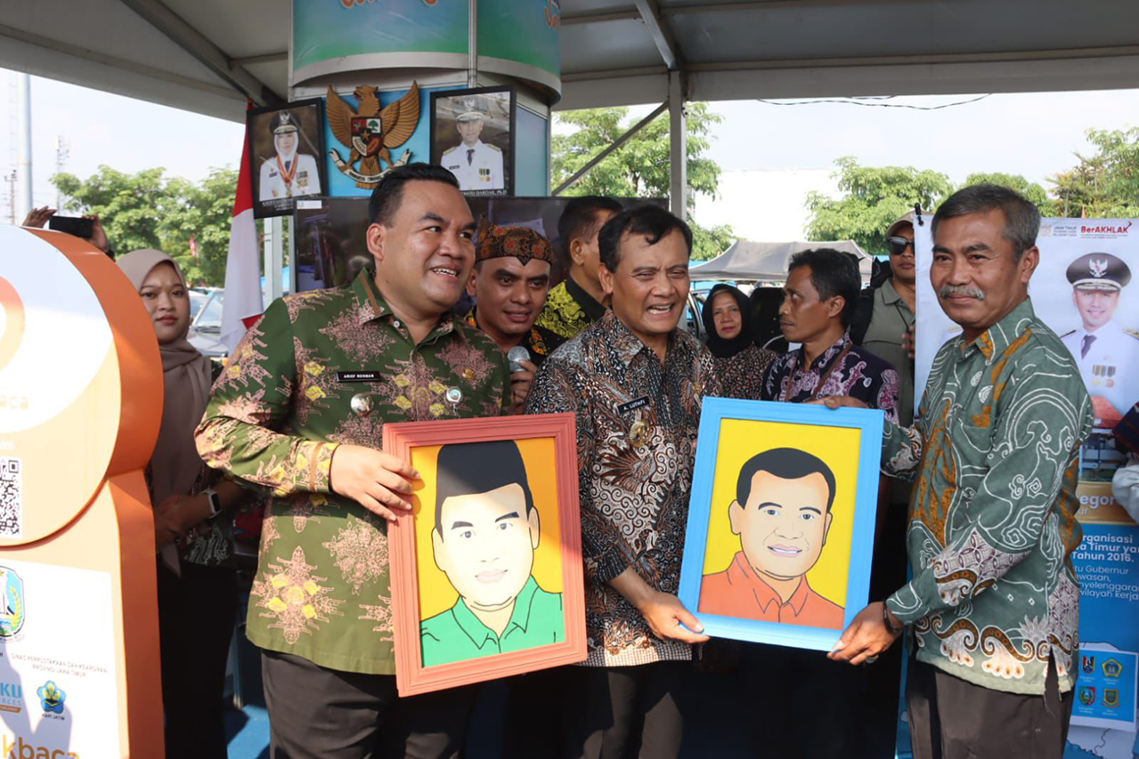 SINERGI : Bupati Arief Rohman dan Gubernur Ahmad Lutfi saat di gelaran PPI Jateng di Lapangan Kridosono Blora.