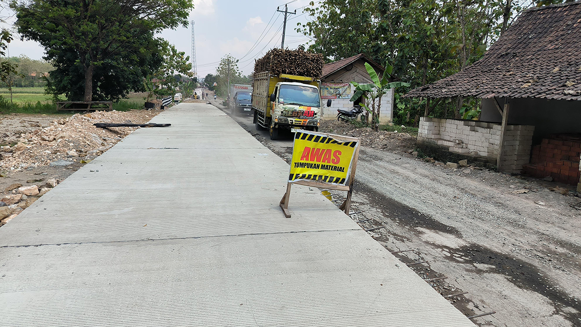 DIBANGUN : Salah satu ruas jalan di Blora yang dibangun dengan anggaran dari Provinsi Jateng.
