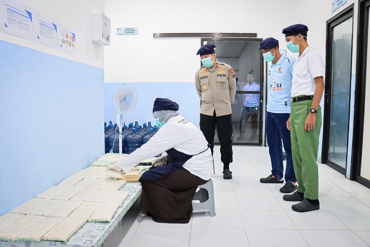 TINJAU MBG: Kapolres Bojonegoro AKBP Afrian Satya Permadi meninjau SPPG di Desa Sumodikaran, Kecamatan Dander.