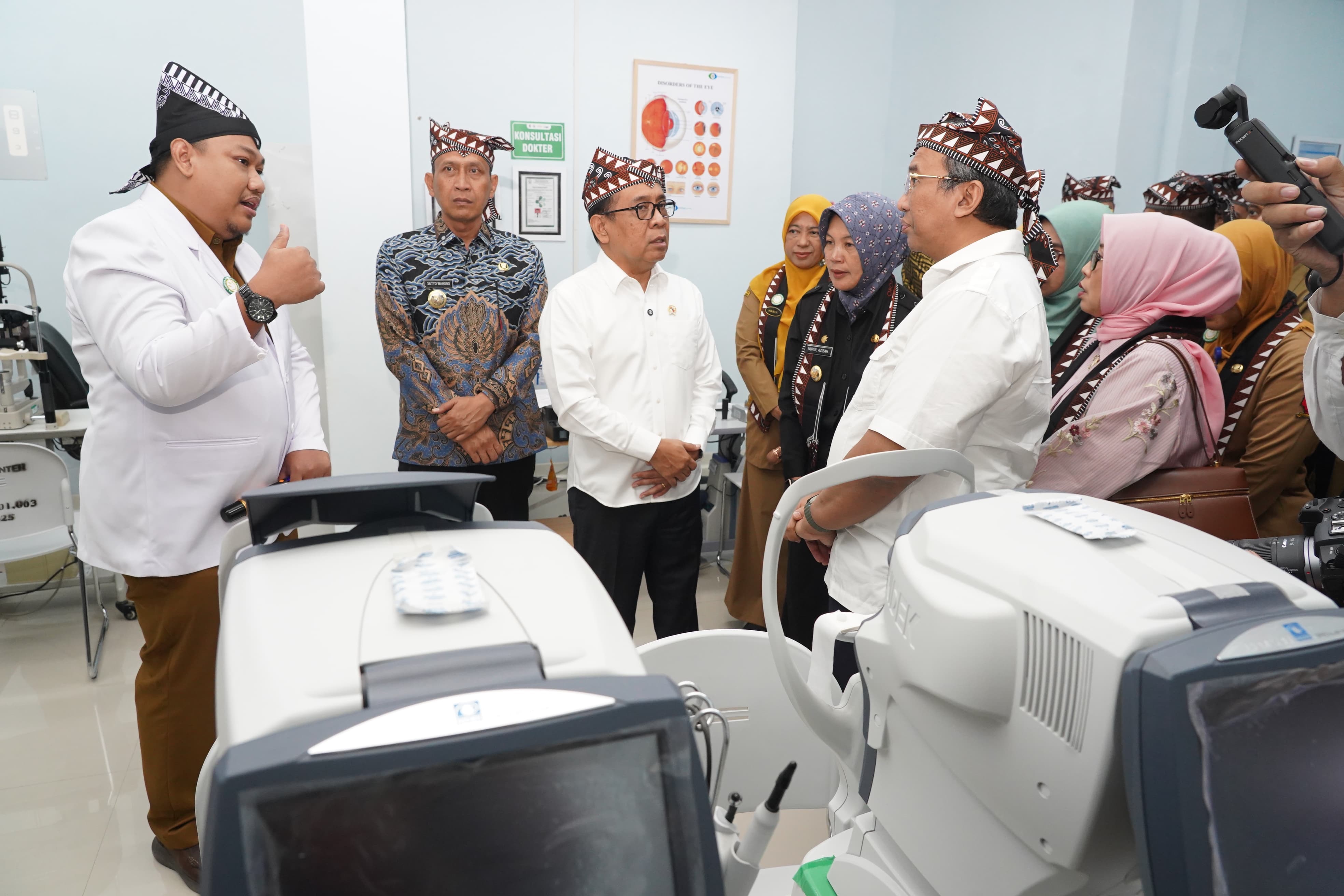 KUNJUNGAN: Menko PMK Pratikno menghadiri peresmian layanan Katarak Center di RSUD Padangan pada 5 Agustus 2025.