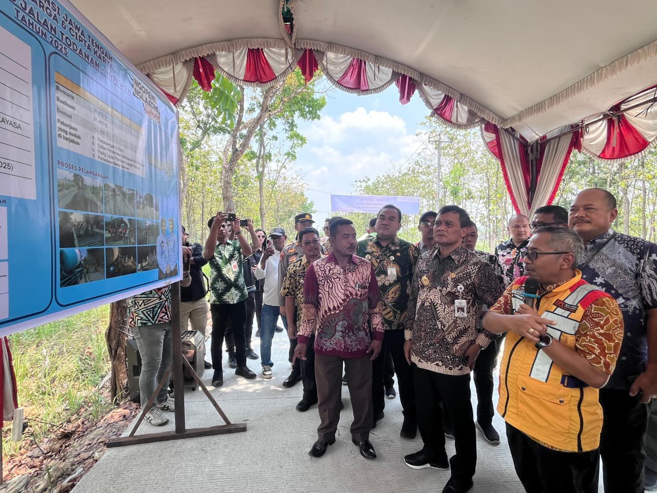 TINJAU LANGSUNG: Gubernur Jateng, Ahmad Luthfi saat meninjau perbaikan jalan di Blora, Jumat lalu (26/9).