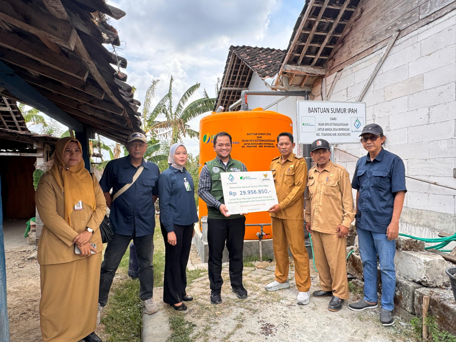 BANTUAN: BPJS Ketenagakerjaan Bojonegoro berkerja sama dengan Yayasan Al-Maghfirah Jakarta menyerahkan bantuan IPAH kepada Desa Papringan, Kecamatan Temayang.