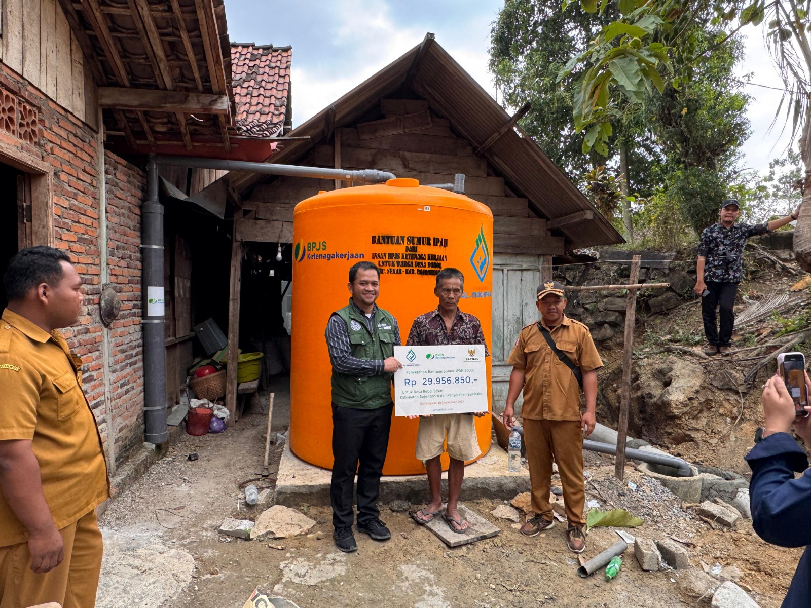 ATASI KEKERINGAN: Bantuan IPAH diterima oleh warga Desa Bobol, Kecamatan Sekar. Bantuan dari BPJS Ketenagakerjaan Bojonegoro dan Yayasan Al-Maghfirah Jakarta.