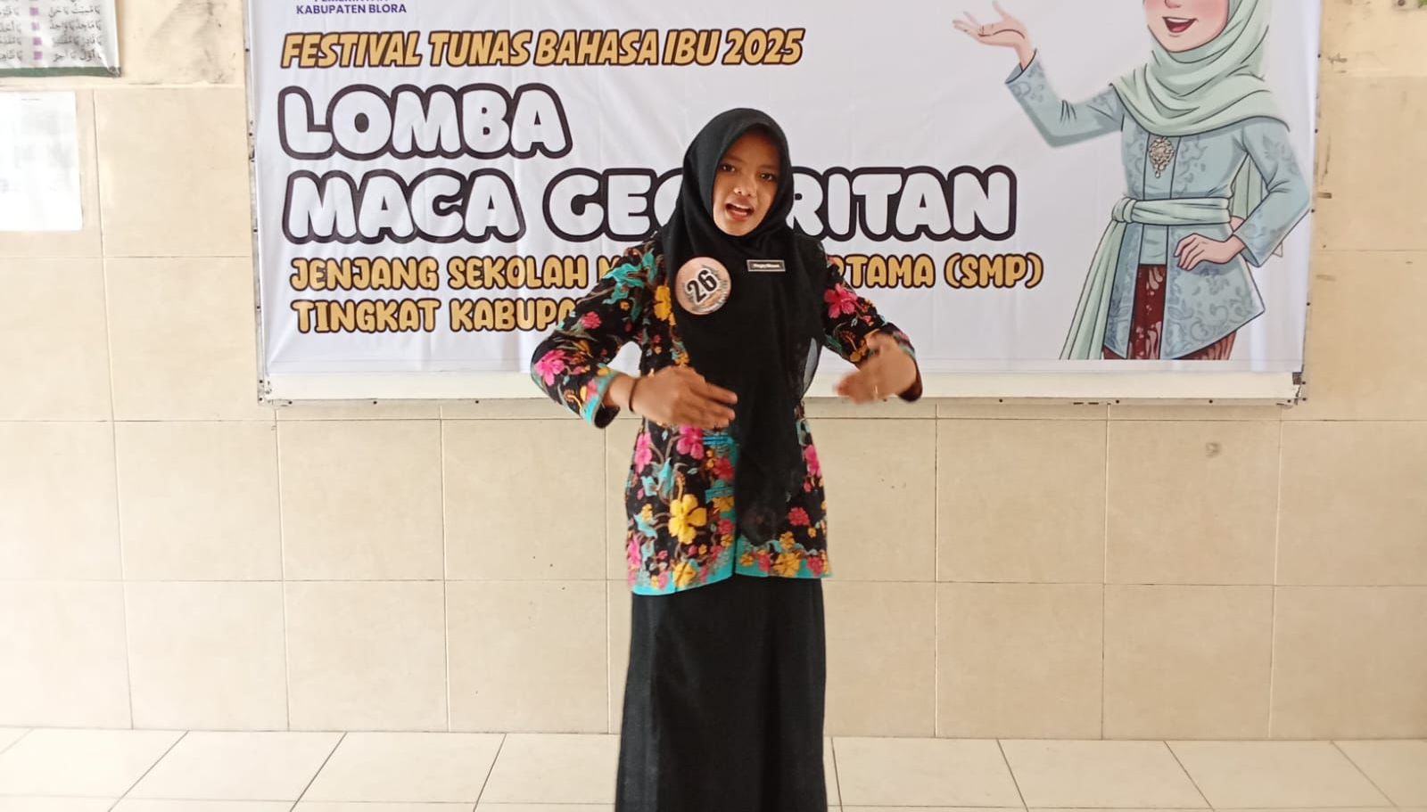 MERAWAT BUDAYA: Salah satu siswi di Blora, Pinky Mirzani, 12, menggemari seni geguritan.