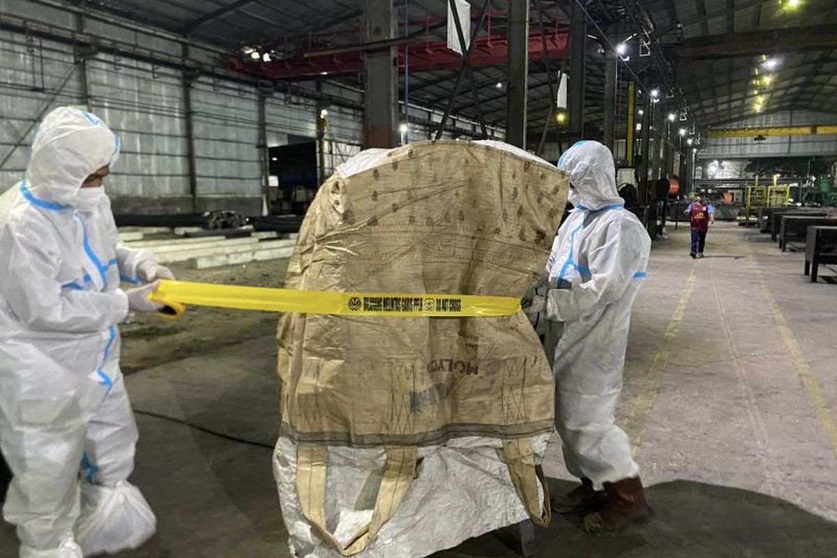 Pekerja Lingkungan Hidup menyegel material yang mengandung logam Caesium-137 di Kawasan Industri Cikande, Banten. (Dok. Kementerian Lingkungan Hidup)